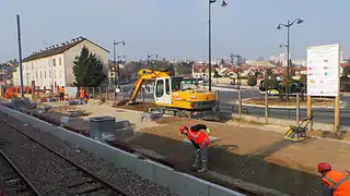 Construction du quai et pose de la nouvelle voie 6 en mars 2013.