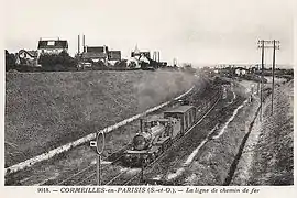 Au début du XXe siècle un train quitte la gare de Cormeilles-en-Parisis en direction de Conflans-Sainte-Honorine.