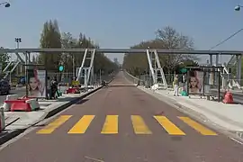 La passerelle piétonne au-dessus du RD 86 en construction, en avril 2013.