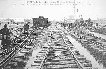 Les voies de la gare après la crue de la Seine de 1910.