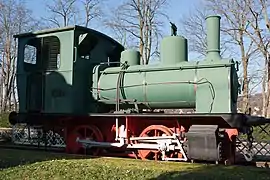 La locomotive exposée devant la gare.