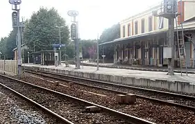 En gare de L'Arbresle, les voies vers et de Sain-Bel au premier plan, de et vers Roanne au fond.