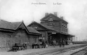 Vers 1900 (à gauche, le premier bâtiment).