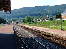 Les voies et les quais en direction de Monthermé