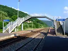 La passerelle, les voies et les quais en direction de Charleville