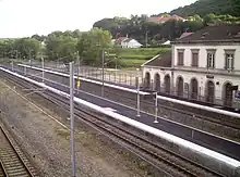 L'intérieur de la gare avec les voies, les quais et le bâtiment voyageurs