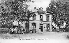 Bâtiment et cour.