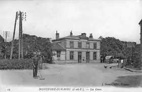 Bâtiment et cour voyageurs.