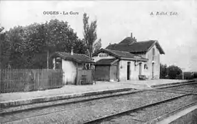 Voies, quai et bâtiment.