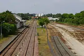 Gare de Saint-Jean-d'Angély, Voie 1 à gauche, voie 2 d'évitement au milieu, à droite, ancienne voie de garage ou de débord.