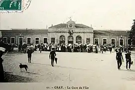 La gare du temps de sa splendeur, avec au centre, le pavillon démoli.