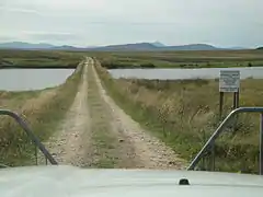 La barrière sur la route d'accès.