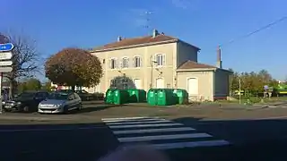 Gare d'Audincourt, côté ville, en 2014. Le bâtiment est, par la suite, devenu une brasserie « Au Bureau ».