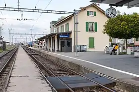 Vue d'ensemble de la gare d'Avenches depuis le quai central.