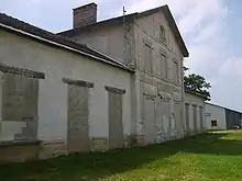 Bâtiment voyageurs fermé et muré avant le début des travaux de rénovation.