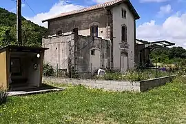 L'ancien bâtiment voyageurs jouxte l'abri actuel.