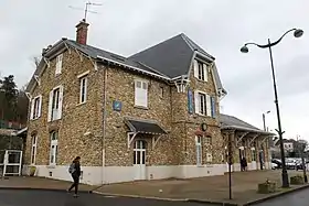 La Ferté-sous-Jouarre : une grande gare construite en pierre meulière.