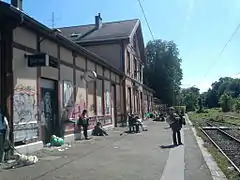 Le quai et le bâtiment de la gare en mai 2011, peu de temps avant leur fermeture et la destruction du quai (fin 2011).