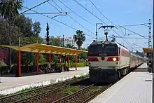 Le train pour Casablanca arrive en gare de Meknès-Ville.