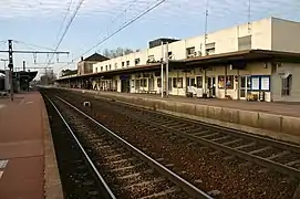 Vue du bâtiment voyageurs depuis un quai (2007).