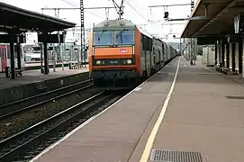 Une locomotive BB 26000 tractant un train de fret.