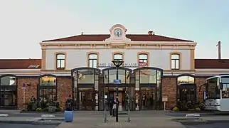 Le bâtiment historique de la gare, avant la démolition des deux ailes.