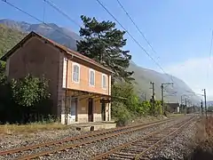 Les voies vues en direction de Bourg-Saint-Maurice avec le bâtiment voyageurs.