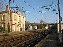 en 2008, l'ancien bâtiment voyageurs au soleil couchant, les quais, les voies et l'ancien passage de niveau remplacé depuis par un souterrain.