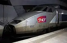 Extrémité d'un TGV, couplé (c'est-à-dire attelé) à un autre TGV.