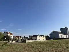 L'ancien bâtiment voyageur de la gare de Sainville et le silo attenant.