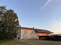 L'ancien bâtiment voyageur et la halle marchandise de la gare de Saint-Escobille.