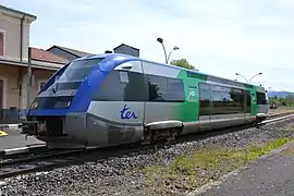 Arrêt d'un TER Auvergne Nîmes – Clermont-Ferrand en gare de Saint-Georges-d'Aurac.