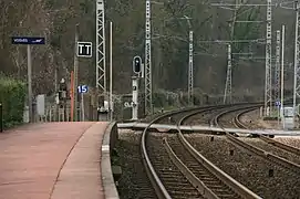 Le passage à niveau à l'ouest de la gare.