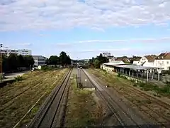 Vue sur les voies de la gare, direction Lauterbourg. À droite, la halle à marchandises.