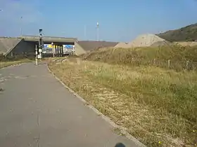 Vue de l'ancien quai de la gare de Boulogne-Aéroglisseurs, par temps ensoleillé.