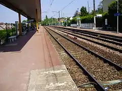 Quais de la gare (à gauche, celui pour Paris.