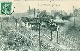 La gare d'Abancourt au début du XXe siècle. La vue est prise dans le sens d'Amiens vers Rouen ; les deux voies de droite sont celles de la ligne Amiens-Rouen, les deux voies à quai centrales sont celles de la ligne Paris-Nord – Le Tréport - Mers.