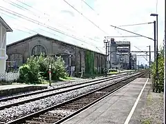 Les installations marchandises de la gare sont situées côté Paris.