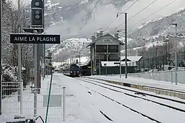 Vue vers Albertville et TER pour Bourg-Saint-Maurice.