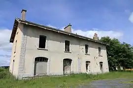 La gare d'Arcomie abandonnée.  (PK 660,600)