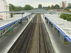 Vue des voies en direction de Robinson/Saint-Rémy-lès-Chevreuse depuis la passerelle au nord des quais.