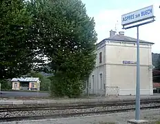 La gare vue depuis les voies de la ligne de Livron.