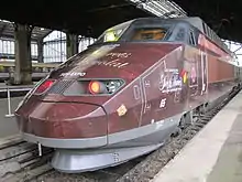 Vue du nez de la rame 65 en livrée Les Secrets du Chocolat, sous la halle métallique de la gare d'Austerlitz à Paris.