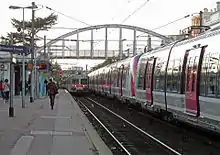 Croisement d'une UM de Z 50000 et d'une rame Z 6100 ou p'tit gris en gare d'Enghien-les-Bains.