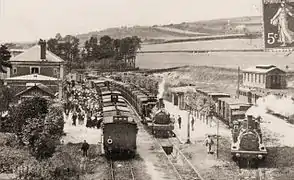 Affluence en gare d'Envermeu ; à l'extrême droite, une rame à voie métrique de la ligne du chemin de fer secondaire.