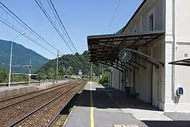 Le quai de la voie 1 en direction de Modane.