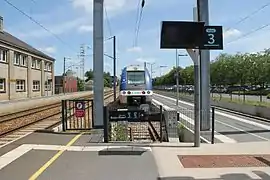 Quai terminus, avec les voies 3 et 5, et un TER pour Elbeuf - Saint-Aubin.