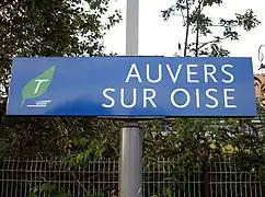 Panneau signalétique sur un quai.