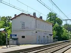 Ancien bâtiment voyageurs (qui n'a plus que quatre portes).