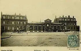 date inconnue Les voies traversant la place de la gare de Béthune entre le dépôt situé sur la gauche et le boulevard Raymond Poincaré.